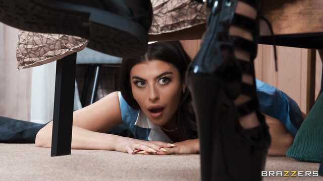 Любопытная служанка переспала с семейной парой