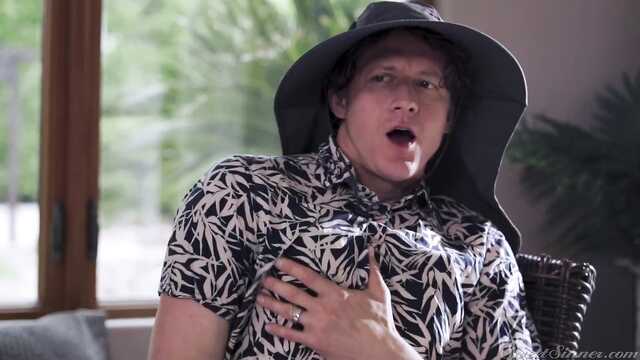 Вылизываю мачехе между ног и вставляю пенис в щель