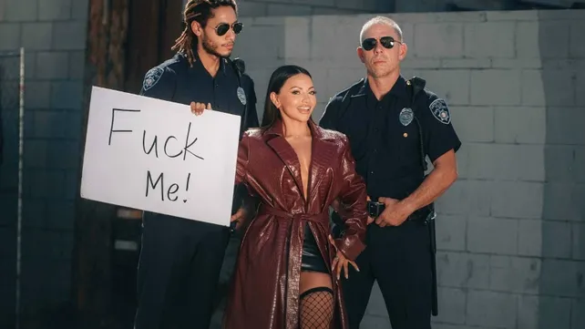 Американские офицеры выебали красотку в участке