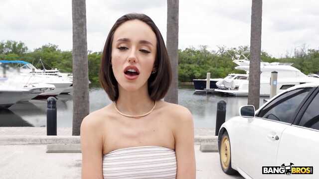 В просторном фургоне пикапер натягивает худышку