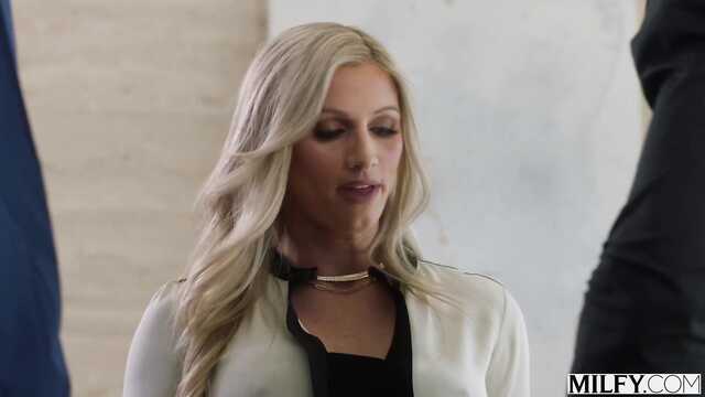 В конце рабочего дня негры выебали начальницу