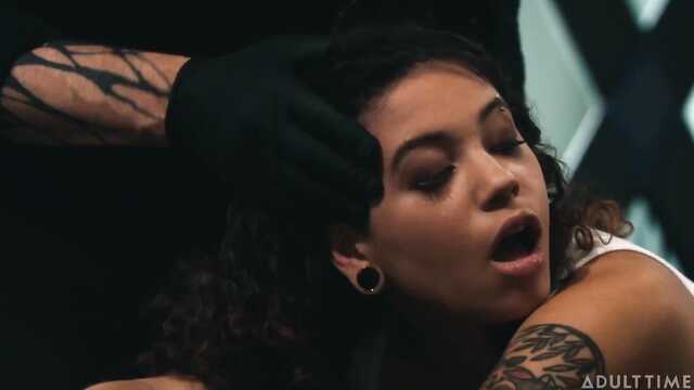 Устроил жесткие секс развлечения с двумя рабынями