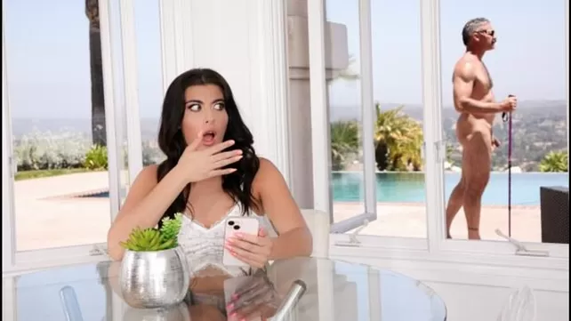 Мой сосед - нудист, который оказался клевым ебарем