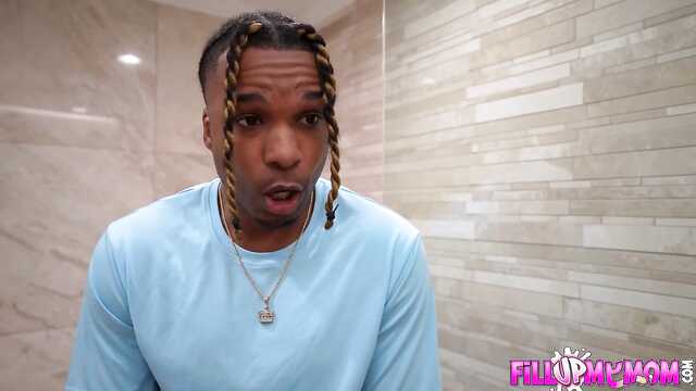 Я попросил друга помочь выебать ненасытную мачеху