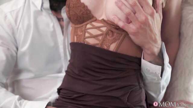 Заскучав, мамочка пошла ебаться к одинокому соседу