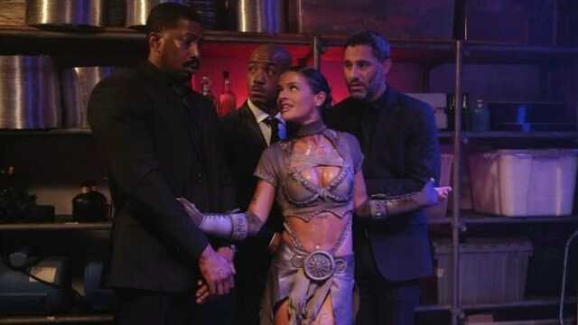 Хрупкая телка сочно ебется сразу с тремя мужиками