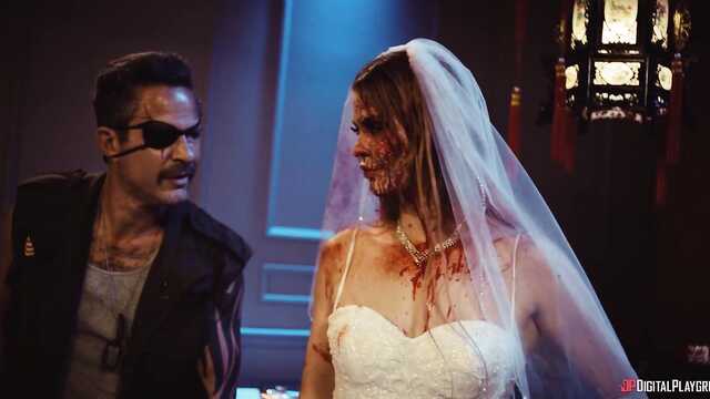 Хрупкая телка сочно ебется сразу с тремя мужиками