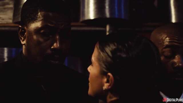 Хрупкая телка сочно ебется сразу с тремя мужиками