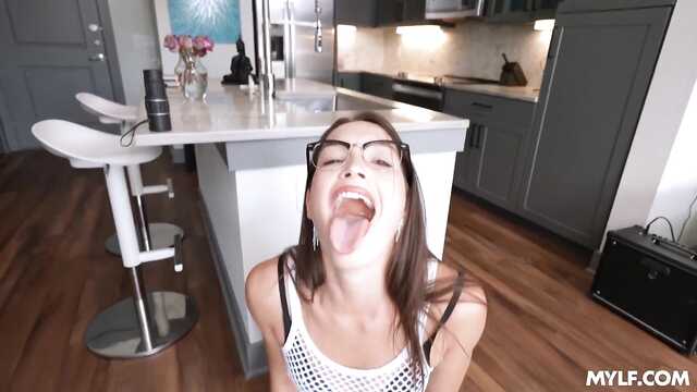 Ебливые очкастые мамки в жаркой секс нарезке