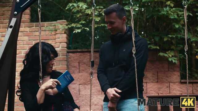 Резвая пенсионерка делает приятно молодому парню