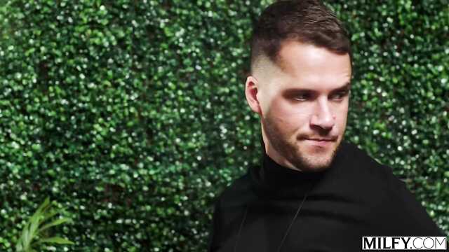 Мамочка дала молодому соседу, который подсматривал