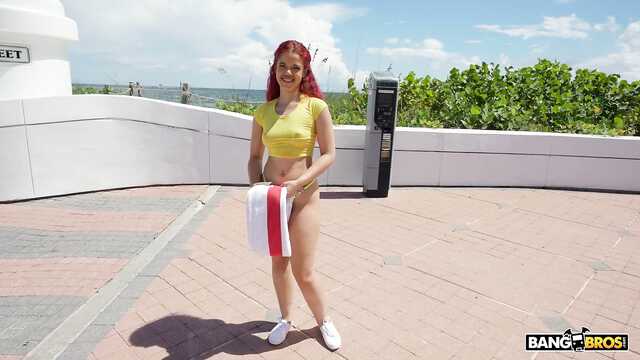 Черный пикапер платит за секс с нежной худышкой