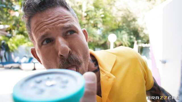 Усатый ремонтник насадил на член чужую женушку