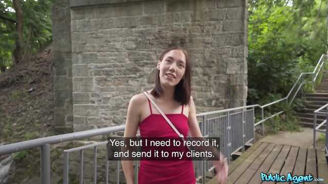 Русская девушка решилась на уличный секс за деньги