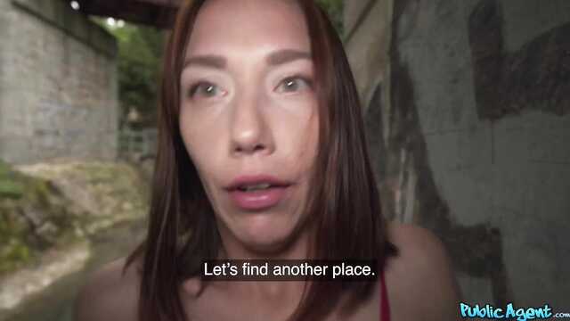 Русская девушка решилась на уличный секс за деньги