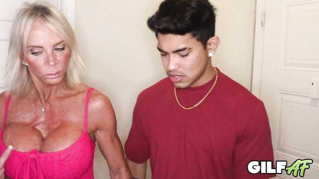 Стройная бабушка предложила внуку поиграть в секс