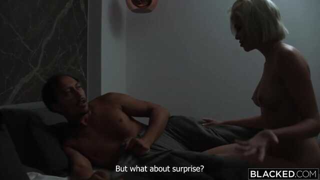 Жаждущая анального секса, насажена на черный пенис