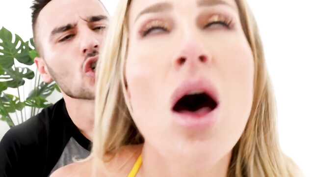 Дрочу большими сиськами и даю сунуть между ног