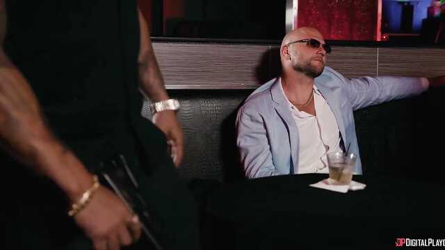 Лысый криминал засадил горячей нимфоманке в баре