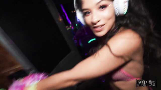 Тусовка в клубе закончилась сексом с незнакомцем