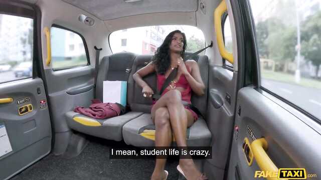 Длинноногая студентка из Индии ебется с таксистом