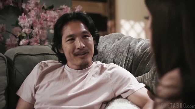 Грудастая милфа раздвинула ноги перед азиатом