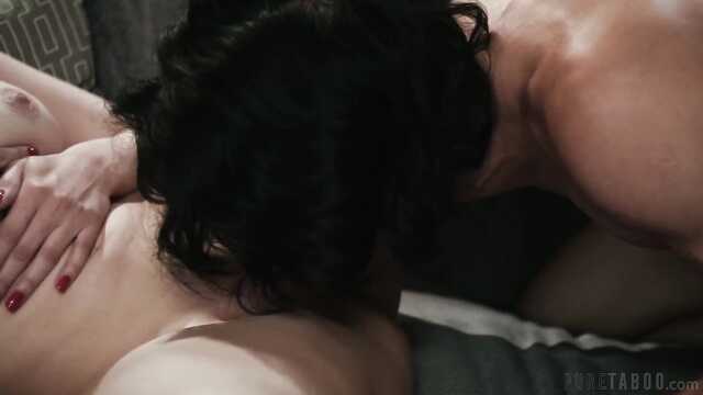 Грудастая милфа раздвинула ноги перед азиатом