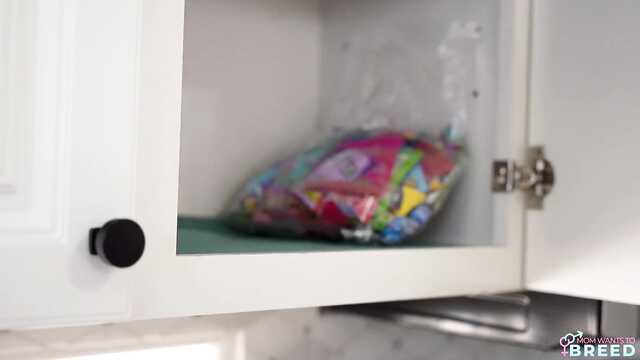 На Хэллоуин мачеха захотела спермы пасынка