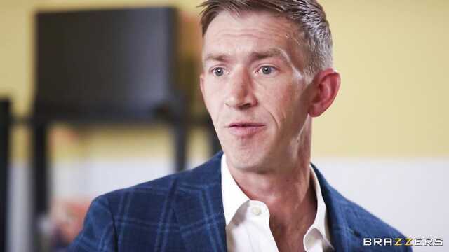 В рабочем кабинете босс выебал знойную сотрудницу