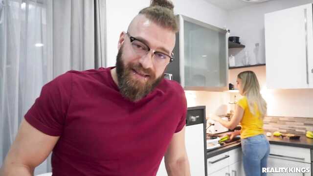 Сестра нашла игрушку брата и сильно возбудилась