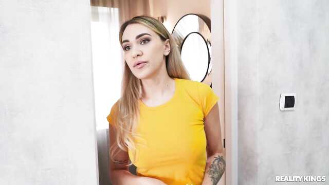 Сестра нашла игрушку брата и сильно возбудилась