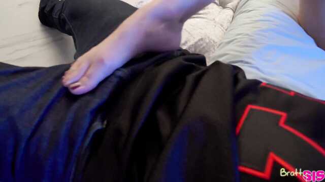 Как хорошо, что к сестре пришла подружка.