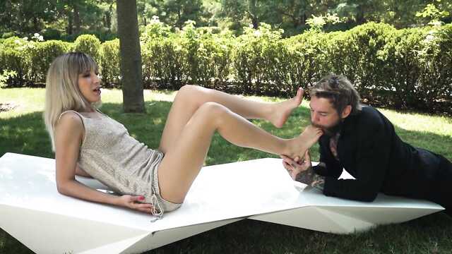 Просто замечательная работа ножками и пиздёнкой