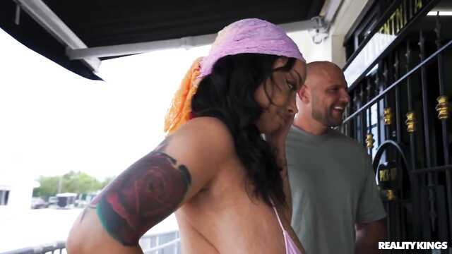 Лысый водитель такси выебал негритянку на улице