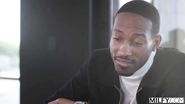 Жаждущая членов милфа трахается с двумя неграми