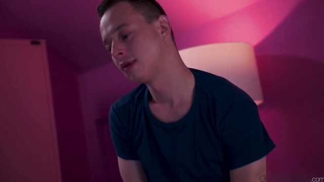 Братишка смотрит с сестрой ужастик и ебет в очко