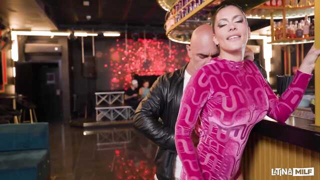 Ебливая латинская мамочка хорошо раздвигает ноги