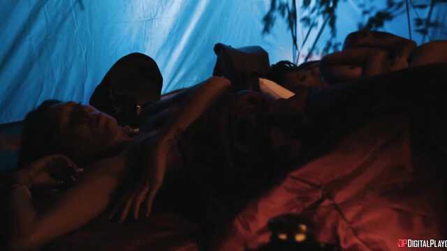 Прямо на улице негр засадил в мокрую белую девушку