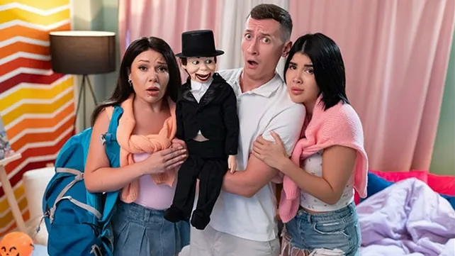 Празднуя Хэллоуин друзья попробовали секс втроем