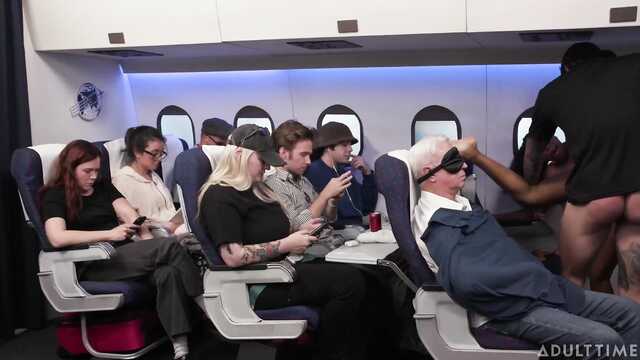 Оплодотворил в самолете распутную негритянку