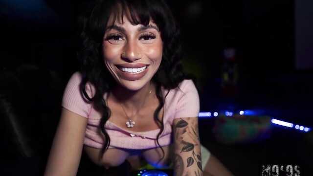 Секс в кинотеатре: незнакомцы ебутся в кресле