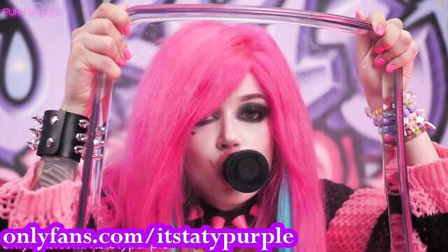 Эмо девушка любит член друга и игрушки для секса