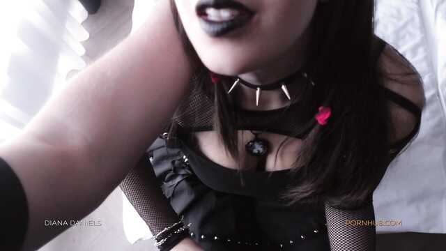 Пухлая дразнит и трахается как хорошая давалка