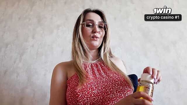 Мокрая киска мамы друга создана для бурного секса