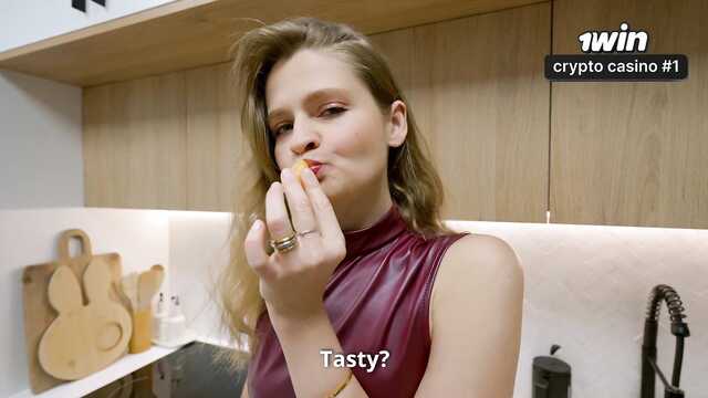 Мачеха соблазняет пасынка, пока папа на работе