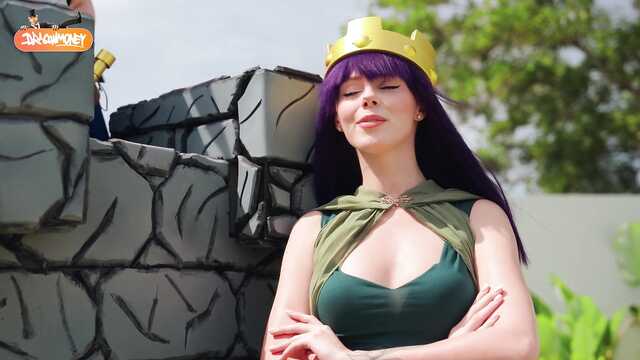 Мокрая герцогиня присела сырой пиздой на рыцаря