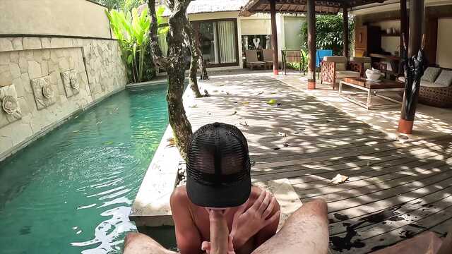 Секс свидание возле бассейна с фигуристой телкой