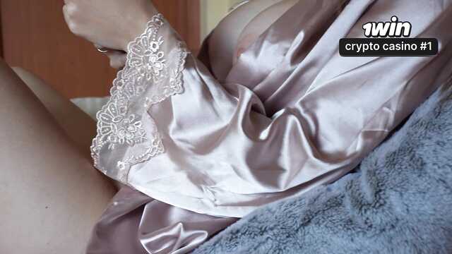 Трусь членом о клитор мачехи и засаживаю внутрь