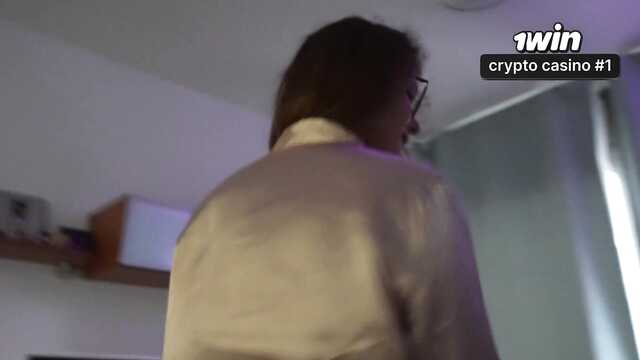 Трусь членом о клитор мачехи и засаживаю внутрь