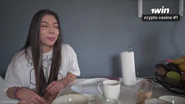 Смазываю сестре попку маслом и засаживаю в очко